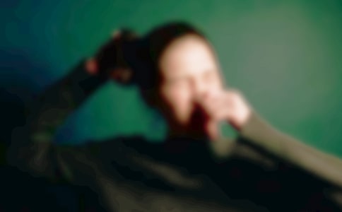 一個(gè)大噴嚏嚇退了狼睡前故事